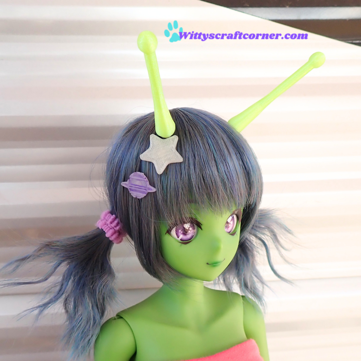 Smart doll Straight Alien antenna magnetic in green 3D printed